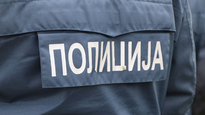 Nudio mito policajcima